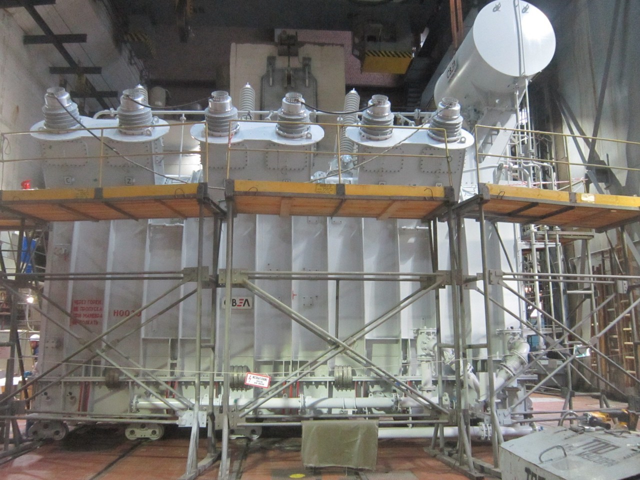 На Красноярской ГЭС смонтировали пятый из 7 высокомощных трансформаторов СВЭЛ (ЕвроСибЭнерго)